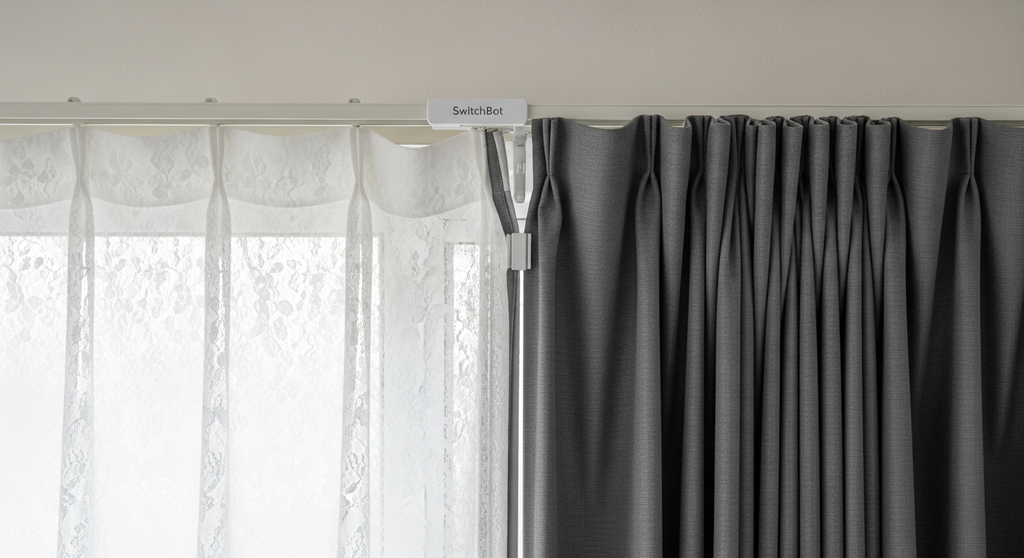 カーテンの合わせ目をマグネットクリップで完全に閉じている様子